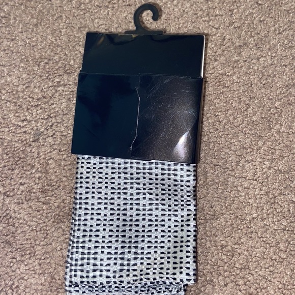 MAN’S BLACK AND WHITE BOW TIE - Picture 2 of 2